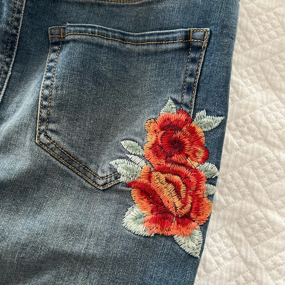 Wild Pearl Floral Embroidered Skirt - Picture 3 of 7
